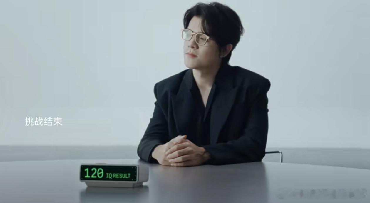 #柯洁指导AI下棋#
“AI能算出胜率最高的一手，而我能算出对手最弱的一环。”柯洁的这句表述，道出了围棋的独特魅力，也道出了AI下棋和真人下棋的本质区别。

而我作为一位业余小棋手的妈妈，对此也深有感触，AI可以推演胜率最优的落子，棋手却能读懂对手不愿面对的选择，棋盘之上不完全是冰冷的数据， ​
