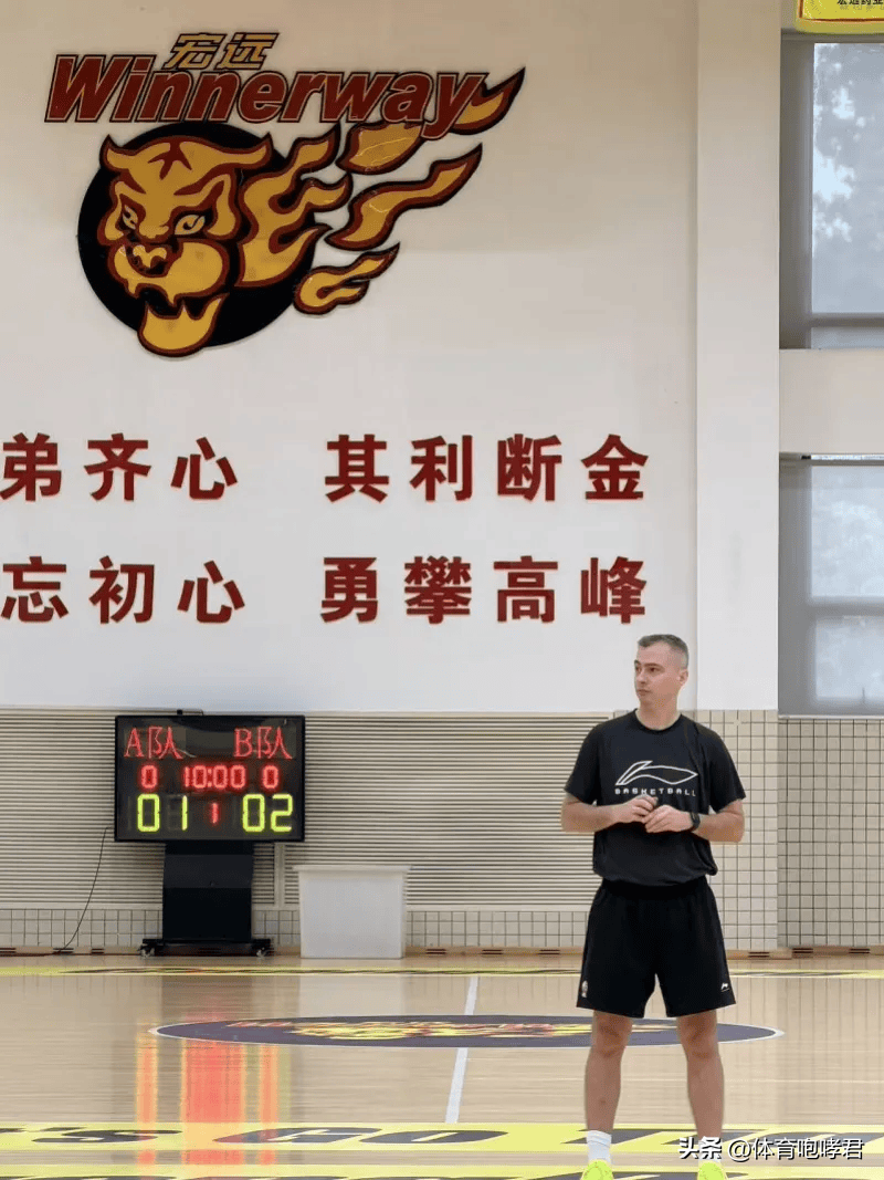杜锋人走茶凉！
近期，亚科夫列维奇接受《南方都市报》采访时表示：“我对在这里执教多年的前任主教练抱有极大的敬意，我十分尊重他在这里打下的一切基础！不过我有着自己的想法、篮球理念以及攻防两端的执教思路，接下来我会推行那些我认为适合这支球队的东西。”
在杜锋离开广东男篮之后，不少广东媒体人认为他的战术思