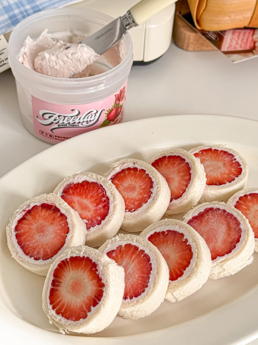 早餐日记🥣3分钟搞定ins超火草莓吐司卷🍓