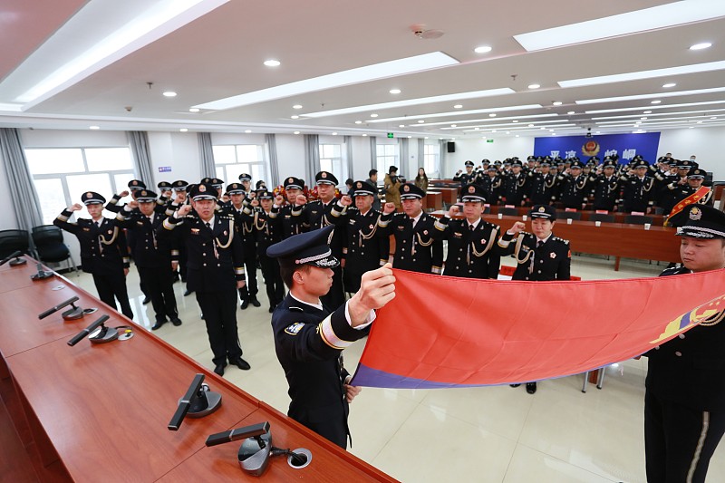 很多人到现在还分不清公安和警察的区别，其实根本不是一回事。
警察是个大范畴，指所有行使警事职权的公职人员，像大家常听说的民警、武警、法警、狱警、国安警察这些，全属于警察序列，算下来有好几个不同的系统。
而公安只是警察下属的其中一个系统，也就是大家日常在派出所、交管部门见到的那批人，归属公安部管辖，只