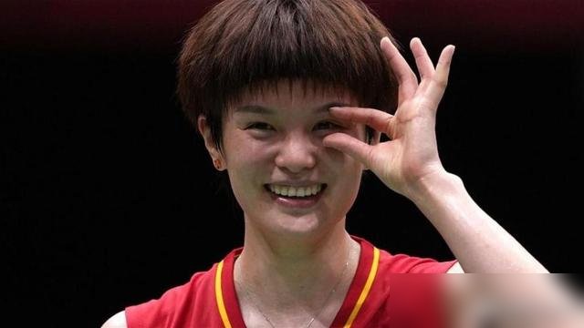 丹麦欧登塞，国羽直接把混双打成了队内训练赛。四强占三席，世界第一冯彦哲黄东萍还在冲四连冠。
男单亚洲全灭，男双只剩梁王一根独苗，昨天2-1硬生生逆转了马来西亚那对。
今天下午三点半决赛，梁王打印尼，王祉怡碰山口茜。混双先内战，程星张驰对蒋振邦魏雅欣，手心手背都是肉。
最狠的是郭新娃陈芳卉赛前伤