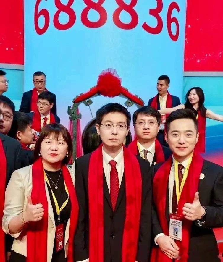敲钟台上一脸凝重：王兴兴的“黑脸”，是技术人对资本泡沫无声的抗拒！
 
那张刷屏的上市敲钟照片，很多人看完心里五味杂陈。周围所有人喜气洋洋，唯有站在C位的王兴兴面色凝重，看不到半点敲钟圆梦的喜悦。这一张“黑脸”，与其说是情绪，更像是一名实干技术人，对当下这场资本狂欢无声的抗议 ——资 ​
