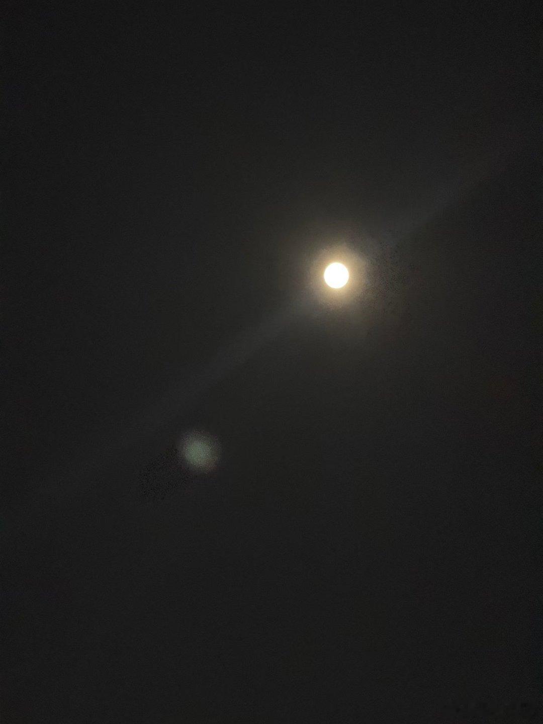 #20260925
今夕何夕，风月忆取当年。
但愿人长久，往事寄霜天。 
大漠望月，他乡亦是团圆🌕 
华为的望月模式，怀疑是手机的ai效果[傻眼] ​