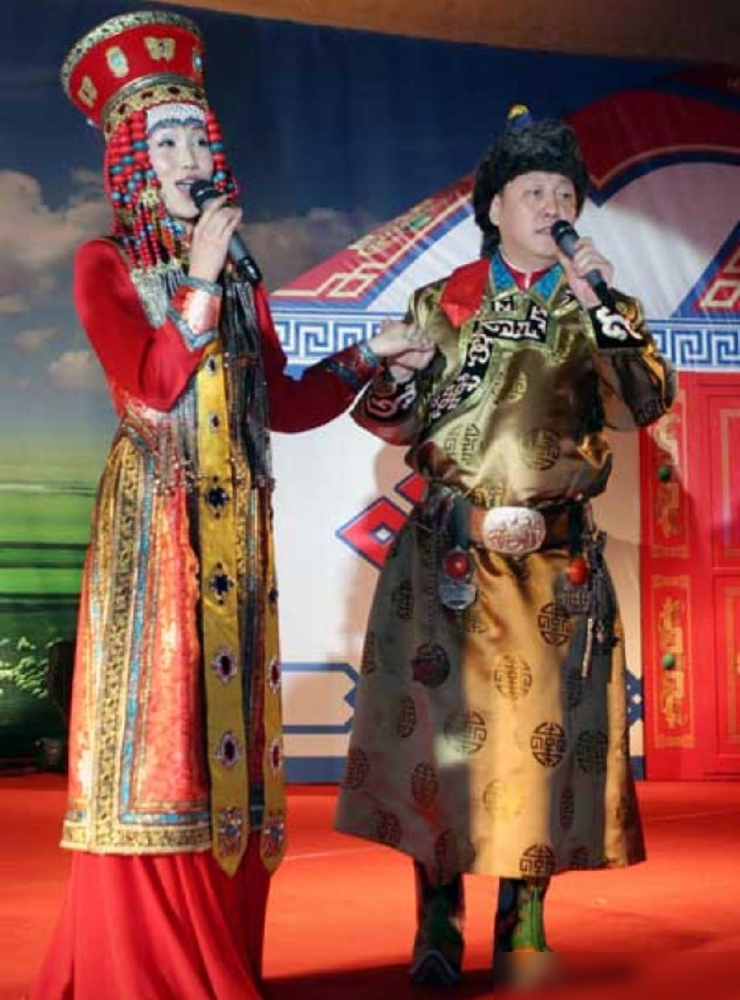 58岁的韩磊，前脚把《歌手》总决赛唱到同时段卫视第一，后脚就进了普通酒店宴会厅走穴。
12年前胡彦斌给他帮唱，他拿歌王。12年后倒过来，他给胡彦斌助阵，还自己包了两套演出服。直播一张嘴，网友全在刷：到底谁帮谁？《走四方》得票22.64%拿下第一，最后胡彦斌28.88%封王。
舞台灯光还没凉透，人