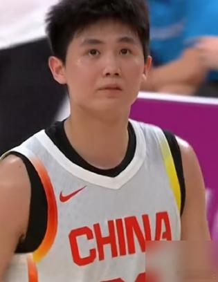 曾硬刚美国队的天才，差点被一块骨头毁了。

他叫李悦洲。U17世青赛面对美国队猛砍17分，把球探打服，连美国NCAA球队都抢着要。他嫌那边战术强度太低，拒绝了，转身杀进CBA。

起手本是王炸，却在25年踩了大坑。一次备战意外，横突骨折。伤势隐蔽，休战三个月，直接断送了他的U19世青赛。曾经的国青绝 ​
