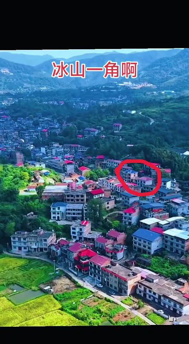 航拍无人机：拍摄老家的房子冰山一角。