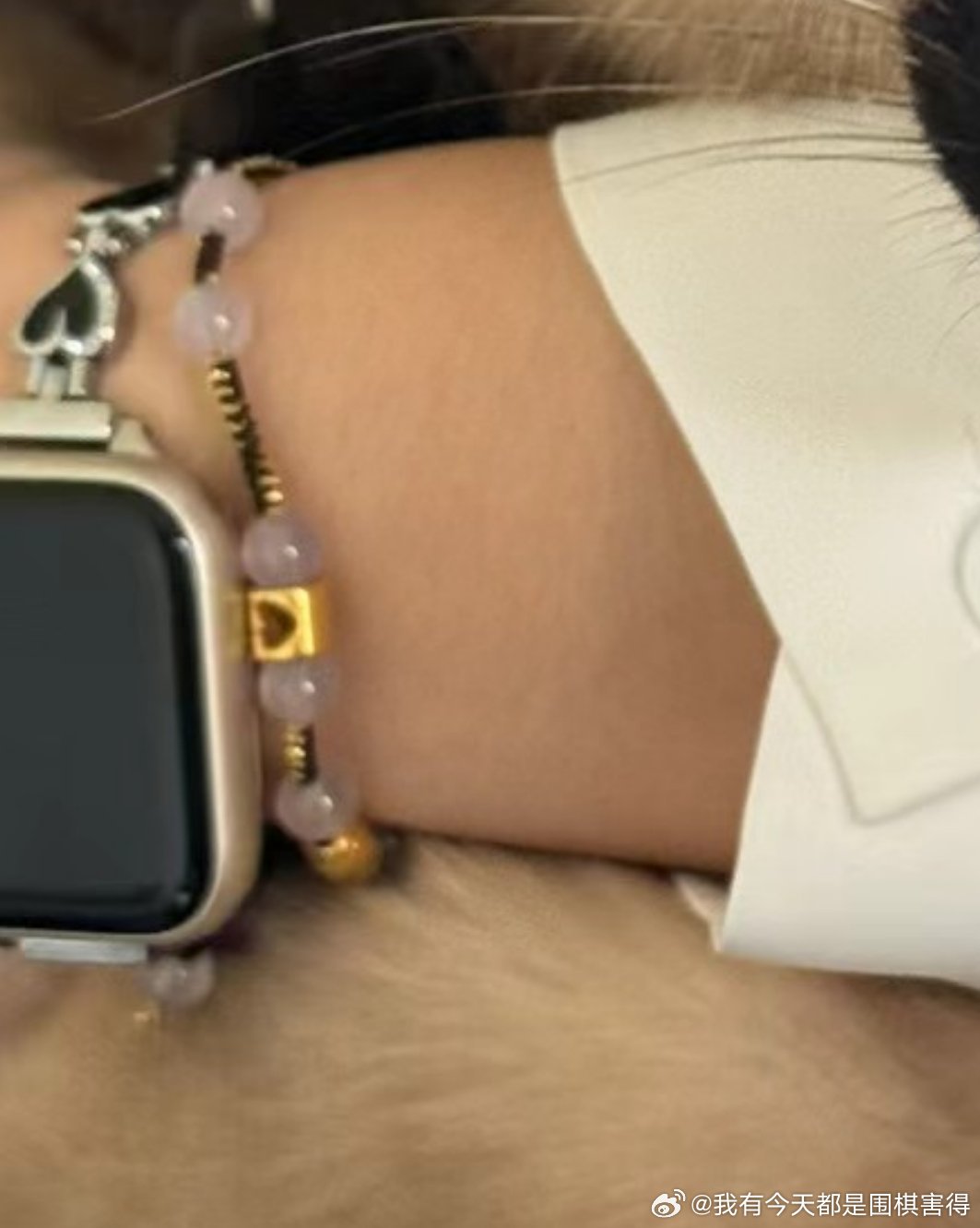 找到我爸表了他平常都不带的和老辽同款不同色
而老何和许家元的 AppleWatchs9是同款不同色
特么辽元这下真的是爹系男友喜欢吗喜欢吗？
年纪大就年纪大还爹系。 ​