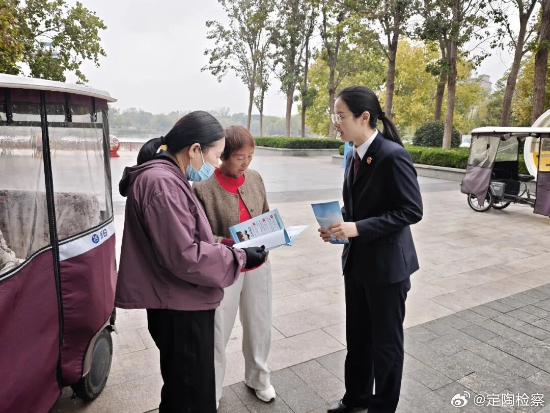 #定检播报##公益诉讼# 【定陶检察：检察普法零距离 守护舌尖 “平安味道”】民以食为天，食以安为先。为深化食品安全全链条监管，扎实推进“食安山东”建设，不断提升群众食品安全科学素养，着力营造食品安全共建共治共享的良好社会氛围。10月20日，定陶区检察院到定陶区镜湖广场环湖路开展“尚德守法  ​