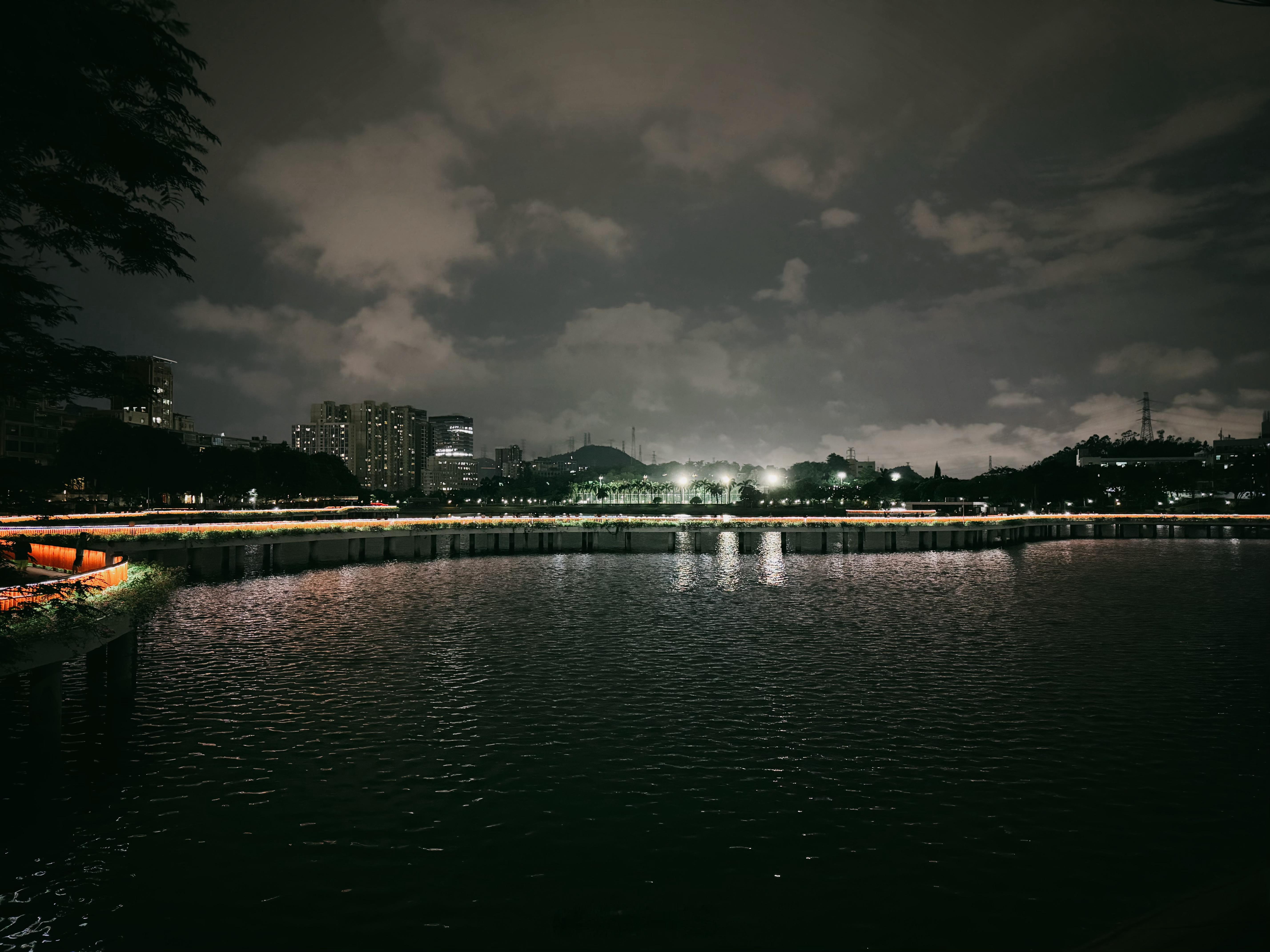 周四，好正的一天。  公司附近开了家福建菜，环境漂亮、装修有南洋风味...