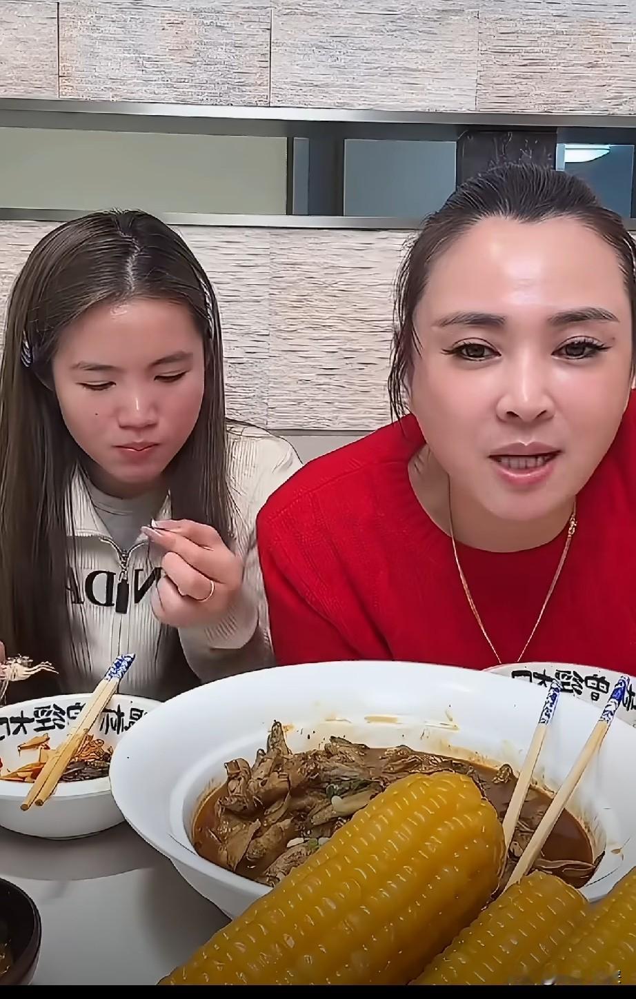 李勒优直播被说不上学，小声解释的样子让人心里不是滋味！
最近直播里崔妈当着镜头说李勒优不上学了，优优小声接了句其实是毕业了。就这一句话，她那个急着解释又不敢大声的样子，跟当年刚到大连时一模一样。
可这个家现在靠谁撑着场面，明眼人都看得出来。
两百多万粉丝的账号在崔晋名下，面馆单月营收最高冲到过七十八