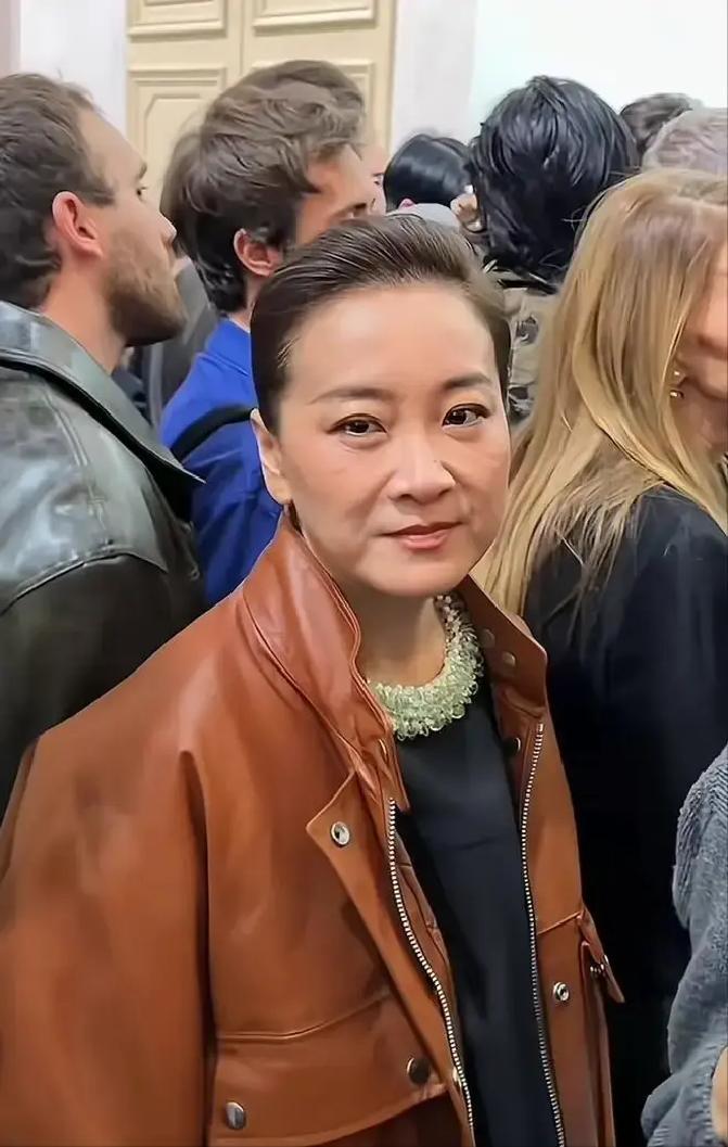 沈腾早就在私下饭局叹气了：“玲儿现在…完全就是另一个人了。”他说这话时，贾玲刚第三次婉拒了春晚的橄榄枝。
 
饭桌上另一位老朋友接话：“那今年‘王牌’的邀约，她是不是也……”
 
沈腾拿起杯子，没喝，又放下了。“没问。不用问。”他眼睛看着桌沿，“她现在是真沉得下心。跟我们这帮瞎闹腾的，路数不一样了。