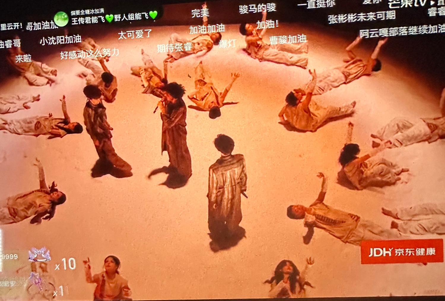 王传君这一组，纯靠演撑住了场子。
三位演员的舞台表现力确实在线——眼神、动作、情绪递进都比不少专业歌手更懂得如何用肢体语言传递讯息。王啸坤唱功稳，张卓儿意外出彩，反倒是王传君本人在唱的部分不算突出，声音质感相对扁平，但靠表演把那部分缺口补上了。
整体编排有想法，但“油”味确实藏不住。某些动作和表情的