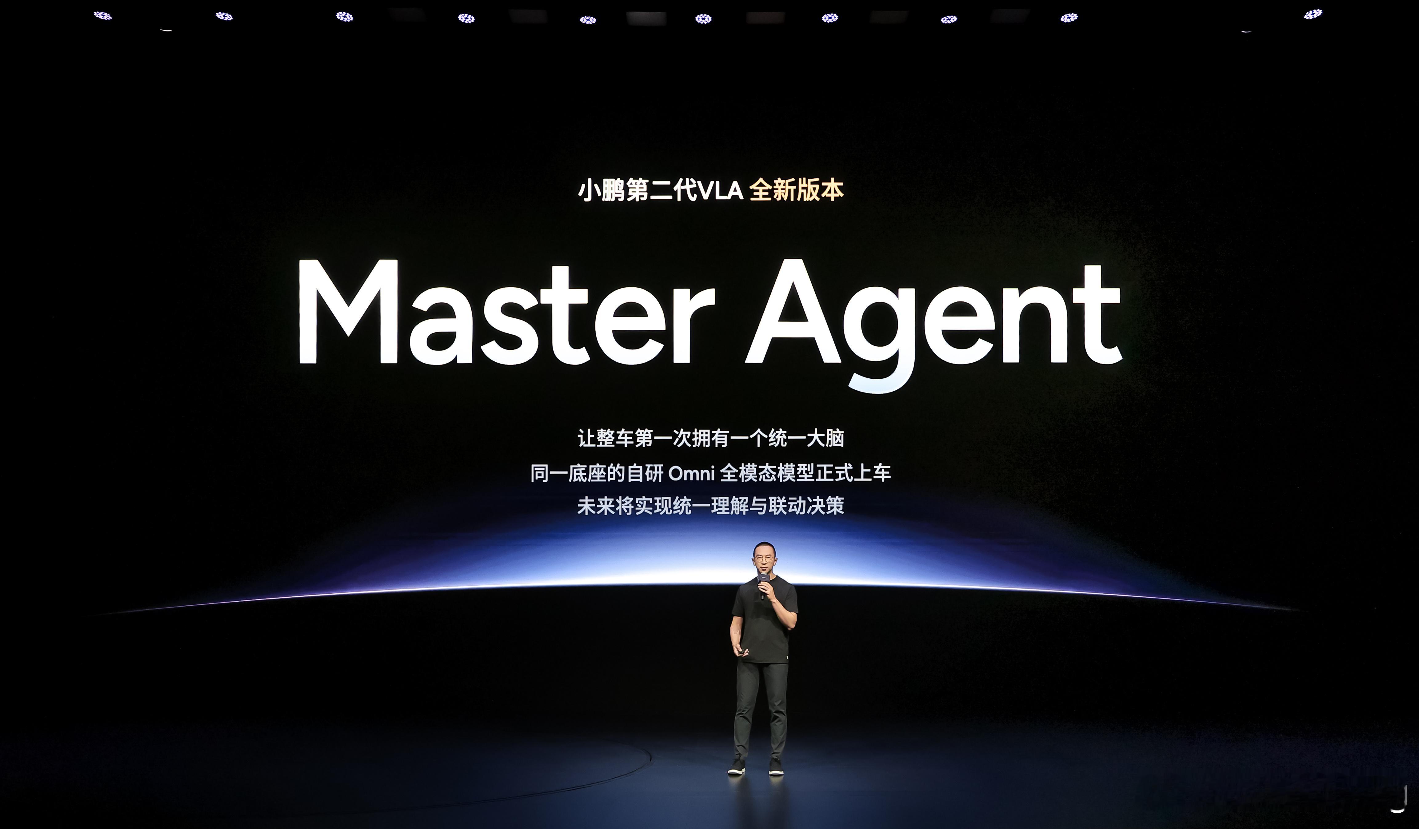 小鹏今天开了场物理AI分享会，第二代VLA大模型迎来首次重大升级。核心就一句话：AI开始理解时间了。

从3D空间到4D时空

以前智驾看到的是当下的信息，这次不一样了。全新引入Infini-VLA长时序架构，能记住前30秒的世界，把连续发生的道路事件串联起来理解。同时X-Foresight预测世界模型首次上车，可以 ​