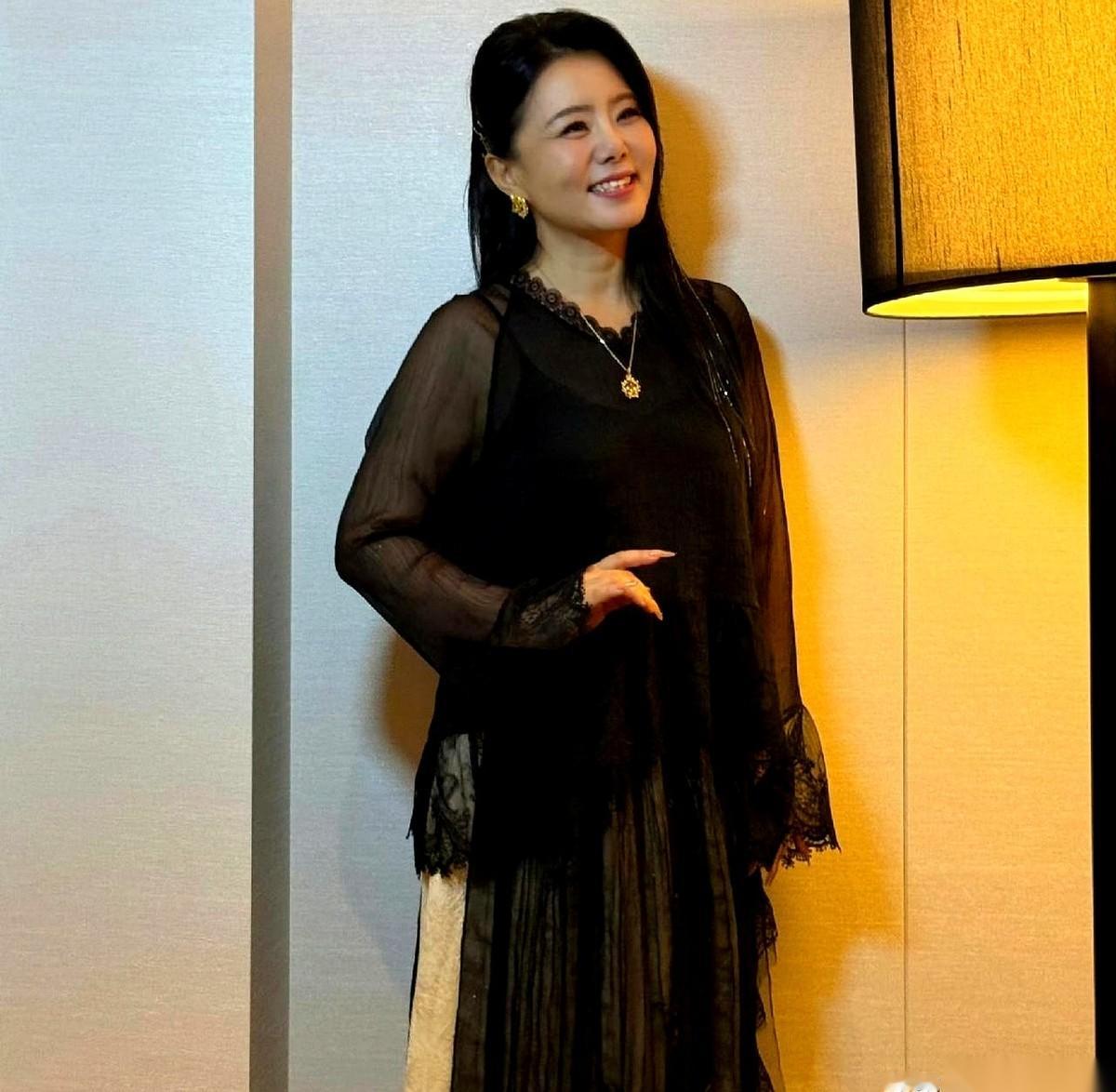 51岁的龚琳娜结束了和德国丈夫老锣20年的婚姻，两个儿子也都留在了德国读书。
但她没有按剧本憔悴，在9月23号发出的照片里，穿着亮黄色卫衣和黑色透视纱裙的她被网友说整个人在发光。
刚在中秋前给妈妈过完76岁生日，她现在正带着行李赶去广东和江西学客家山歌。
普通人看这件事，总觉得挺揪心的。
你想啊，女