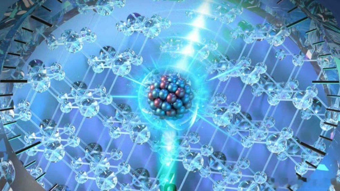 【#我国科学家研制成功核光钟#】 
重大突破！清华大学团队在国际上率先造出核光钟并稳定运行，成果发表于《自然》。
简单说：原子钟是“听电子的节拍”计时，而核光钟把「钟摆」放到原子核内部，去“听原子核的节拍”。依托自研148纳米真空紫外激光与钍‑229晶体，受外界干扰更小、理论精度更高，秒级 ​