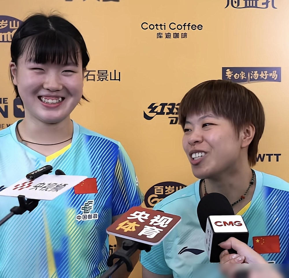 王艺迪一个人扛四项，这在国乒历史上都少见。女团要她，女单要她，女双配蒯曼，混双临时改搭袁励岑。别的队友打两项顶天了，她像块砖，哪儿需要往哪儿搬。更狠的是，女双原本配好的姜依依，说拆就拆，换去跟陈熠搭了。教练组这手玩得明白，你王艺迪能打，就往死里用。再看名单，孙颖莎、王曼昱一个没来，明摆着是拿亚锦赛当