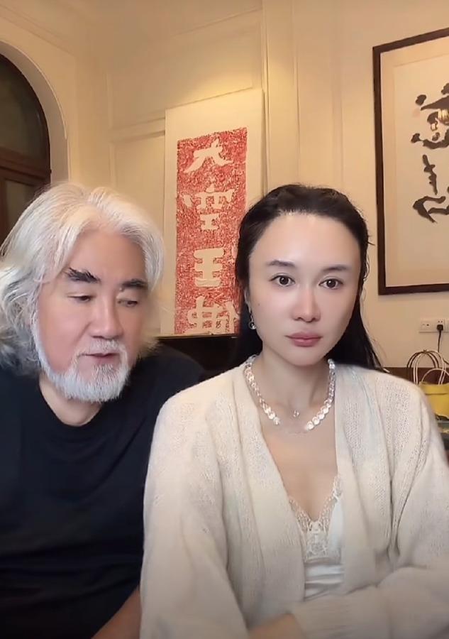 张纪中直播标错价亏掉大笔钱，杜星霖当场骂他老糊涂，这段比剧还真。镜头里他满头白发赔笑，她马尾素颜沉脸，家里大小事早交到媳妇手上，聊钟丽缇选角时保姆孩子一块训，老头话到嘴边就咽回去。我看这不是谁拿捏谁，是老了有人兜底，创作脑子和持家脑子本来就不是一回事。外人笑他没面子，可一个名导晚年不用盯价格、不用哄