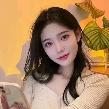 温柔甜美的自拍，暖色调的温馨氛围，微笑的女孩，手机自拍