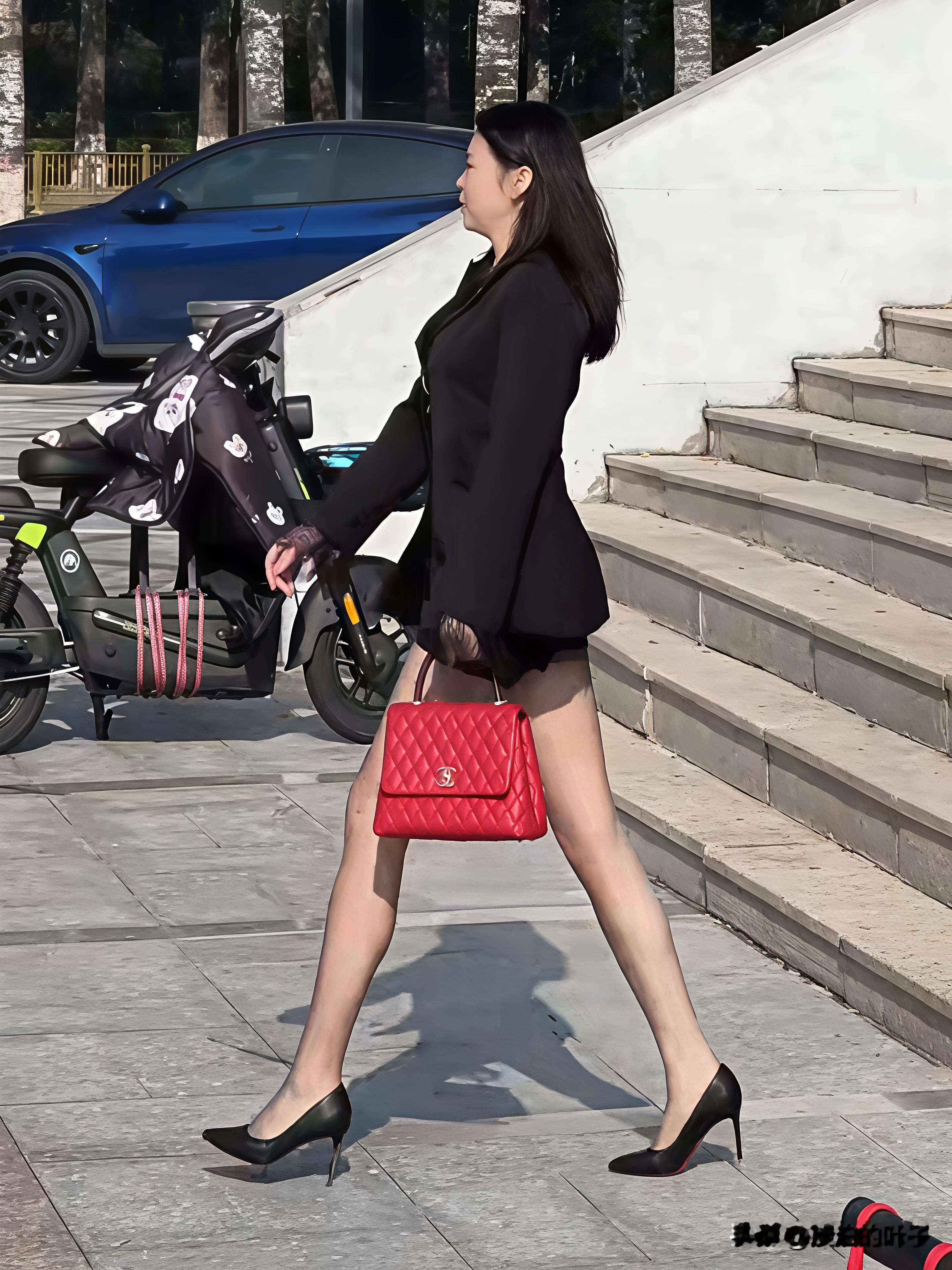 魅力四射！！！ 中年时尚女性身着短裙配黑丝， 黑丝的细腻光泽与短裙的古...