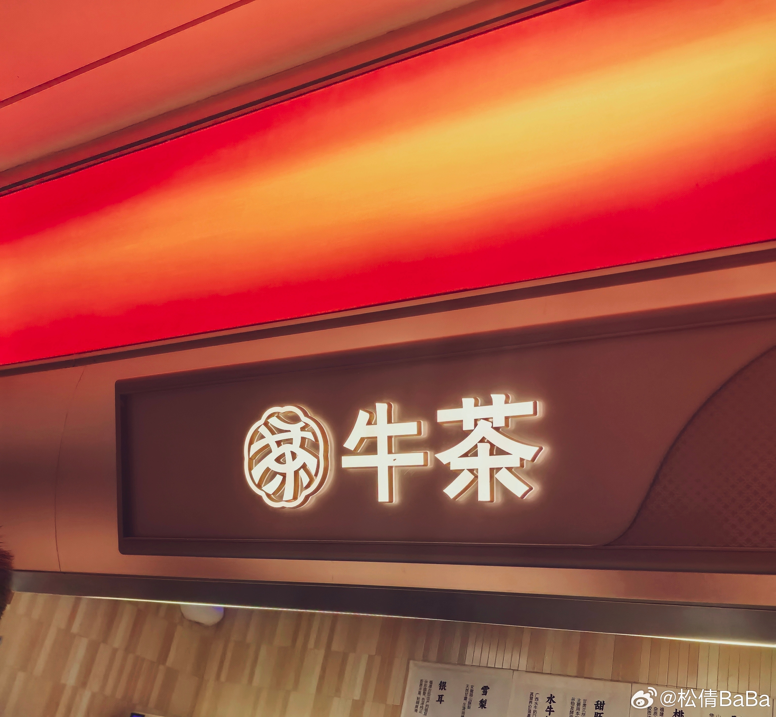 后来才发现我想要的其实很简单
一个京郊大别墅
一辆路虎揽胜
一个薄肌180的老公
和1000万冰冷的现金
仅此而已
为何幸福总是如履薄冰 ​