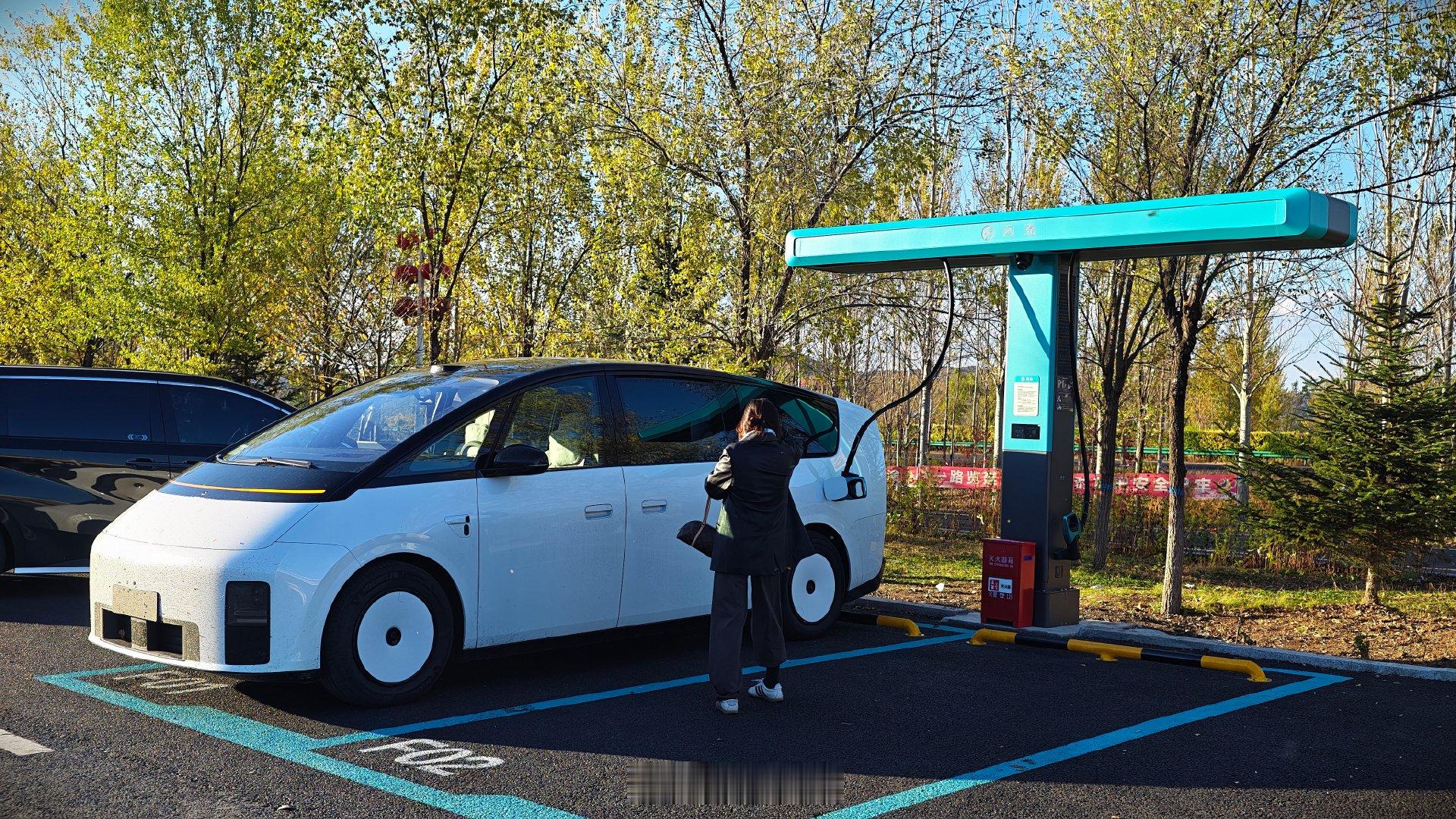 在一个高速服务区充上比亚迪的闪充了，非常快，50%多还有430kW，跟理想自家的5C桩基本是一样的。
#时睦华的全新理想MEGA Home# ​