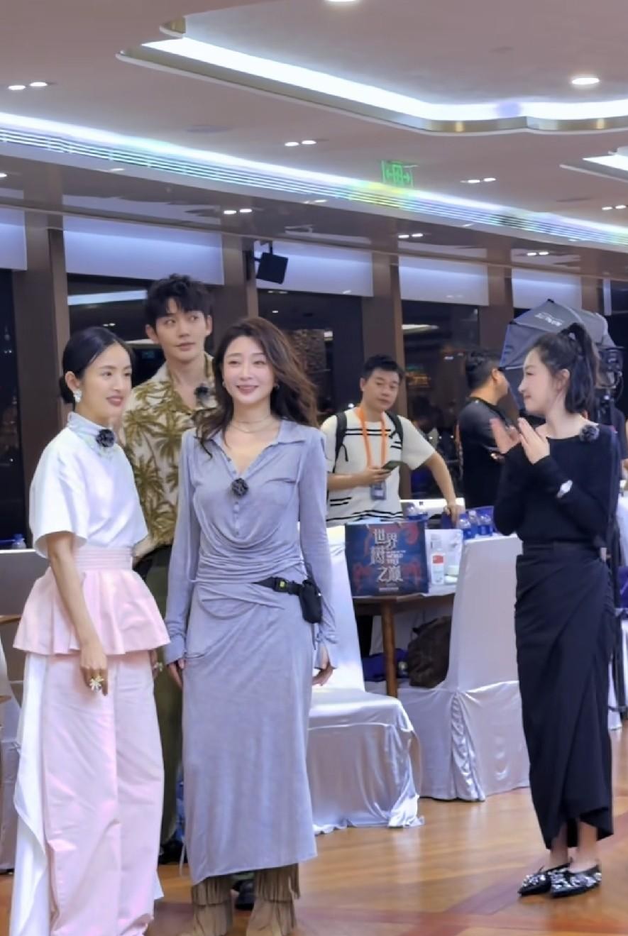 同样是四十多岁站在聚光灯底下，生没生过孩子的状态，有时候真残酷得一眼就能看穿。
很多人看到林依晨和殷桃同台的近照，心里都忍不住跟着咯噔一下。
快四十岁才生下宝宝的林依晨，产后复出整个人瘦得有些单薄，眼角和眉梢那种深层透出来的疲倦，像极了无数个夜里频繁起夜喂奶、被耗尽元气的普通母亲。
哪怕她自己