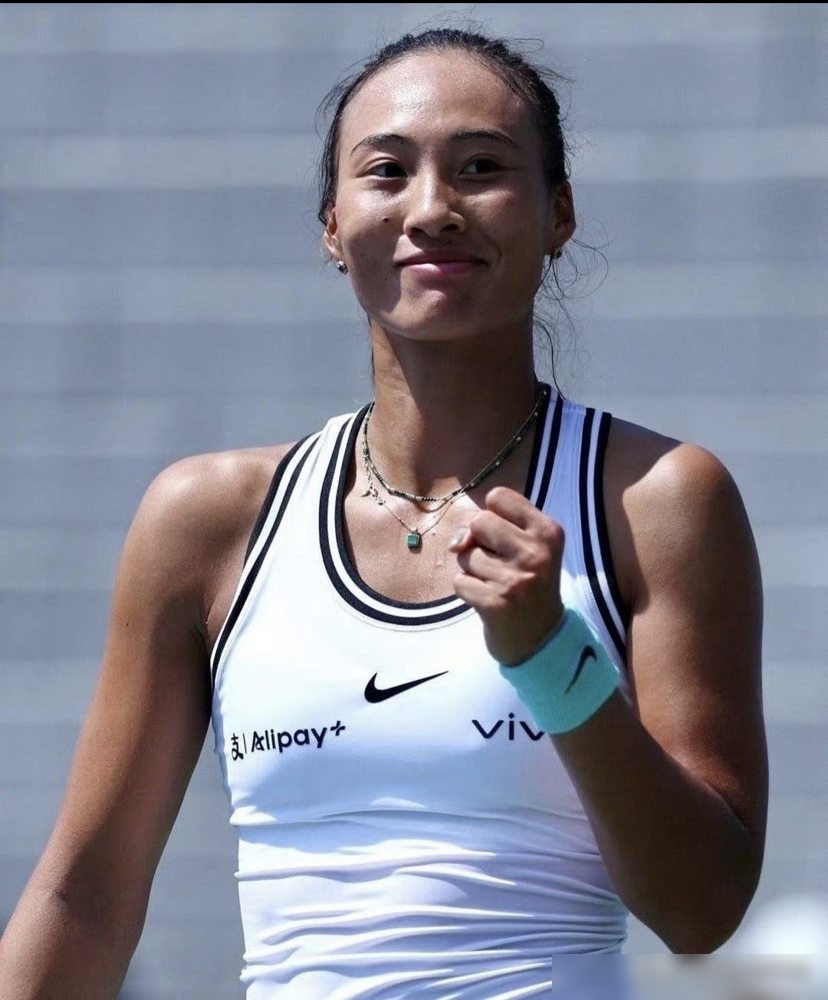 连续两次0比5绝地翻盘，这女人太狠了！
2026年美网，郑钦文打出大满贯史上最高血压的局，第三轮0比5绝境，连抓7局逆转前澳网冠军，第四轮又是0比5开局，硬生生干翻8号种子斯瓦泰克。
一路从资格赛暴砍进八强，世界排名连跳70级，经历两轮死里逃生最后却还是遗憾出局，换别人早崩溃抱头痛哭去了。
她