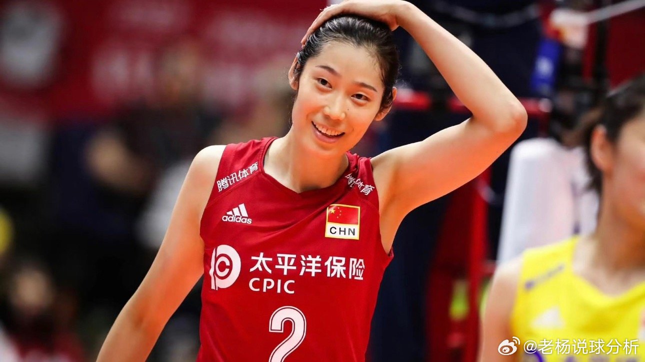 #樊振东朱婷为何淡出国家队# 

樊振东朱婷为何淡出国家队
朱婷不是不想回来，是今年回不来。
 
卡住她的不是教练，不是矛盾，是一道规定。
 
先说说这手腕。这是朱婷整个职业生涯的命门。东京奥运那年，她右手腕三角软骨的老伤犯了，打了封闭硬上，结果伤上加伤，中国队小组赛出局，她一个人扛了铺天盖 ​