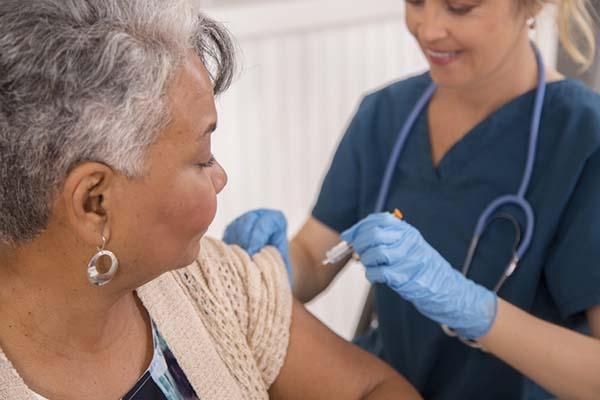 越来越多的证据表明，带状疱疹疫苗不仅有助于预防痛苦的带状疱疹发作，还包括降低痴呆风险和减缓生物老化。现在，一项研究表明，该疫苗的当前版本可能还有助于保护心脏。（HarvardHealth）
原文： ​
