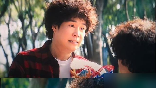 小沈阳新片干到2.5亿，路演现场乌泱泱全是人，可你扒拉一圈，赵家班一个没来。宋小宝没来，文松没来，杨树林也没来。台上站着的，是魏翔、于洋、贾冰这帮“外人”。
69岁的赵本山早就不露面了，三亚遛鸟、拉二胡，闺女直播亲口说，老爷子主动退圈，春晚都不上了。可小沈阳这边，综艺里带着伤硬扛，电影里还专门复刻