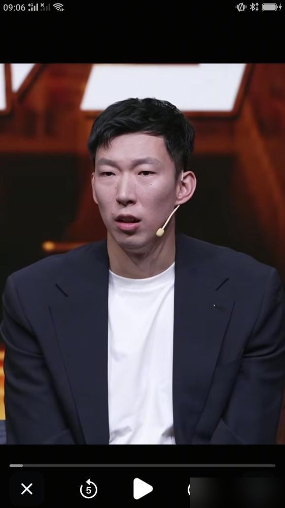 周琦往中网钻石球场一站，2米17对上1米82的萨巴伦卡，全网都在笑身高差。但真正该被看见的，是他自己说过的那句话：中国男篮不是不努力，是对抗根本不在一个级别。问题不在球员，在CBA的整个体系。长期集训挤占对抗积累，平时打的节奏和强度，出了国门全是慢动作。周琦太清楚了，NBA训练回来，差距是肉眼可见的