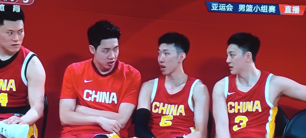 三连胜晋级八强，朱俊龙却伤了，大腿拉伤要歇6到8周，郭士强手里的锋线直接见了底。
赵继伟、贺希宁没来，李弘权腰伤，王俊杰带伤硬顶，赵嘉义一场没打。郭士强原话：朱俊龙受伤、王俊杰带伤，这都是最严厉的挑战。
但他最愁的不是名单，是球员脑子。小组赛三场大比分赢，淘汰赛赢不了就回家，他最怕大家思想上放松