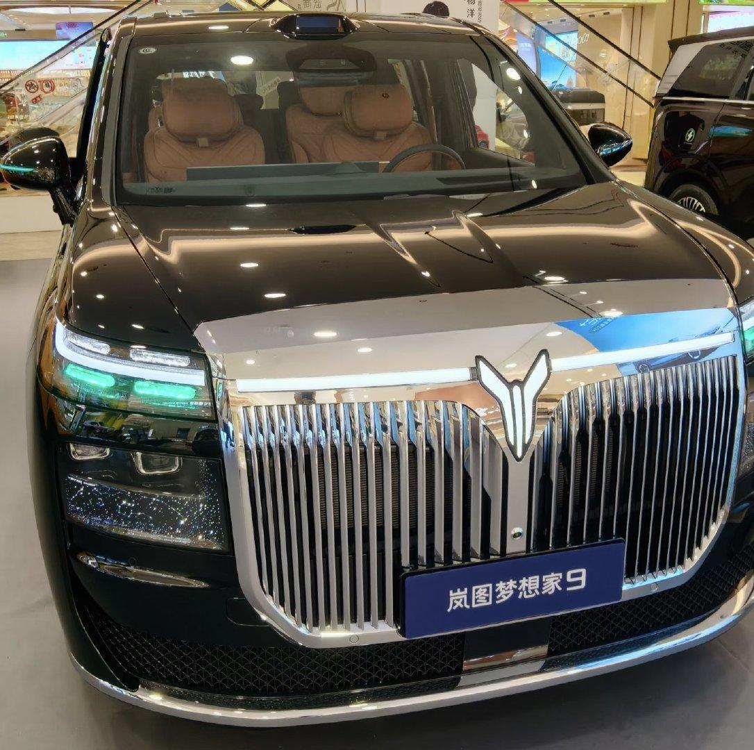 周末去展厅看了梦想家9，实车比图片还大气，立标加龙鳞格栅，气场很足。家里七口人，最怕三排挤，这台车真三排，二排还能旋转，老人孩子坐得舒坦。试驾一圈，魔毯底盘加空悬很稳，长途不累。老车主真心推荐，换MPV认准它。
 
#岚图汽车
 #岚图梦想家9 
#车主推荐 ​