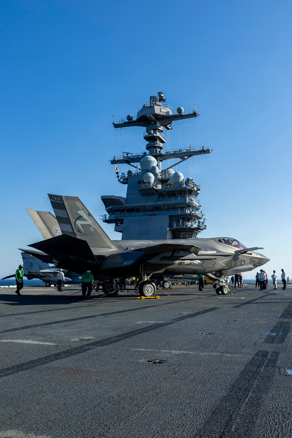 美国海军F-35首次起降美福特级航母