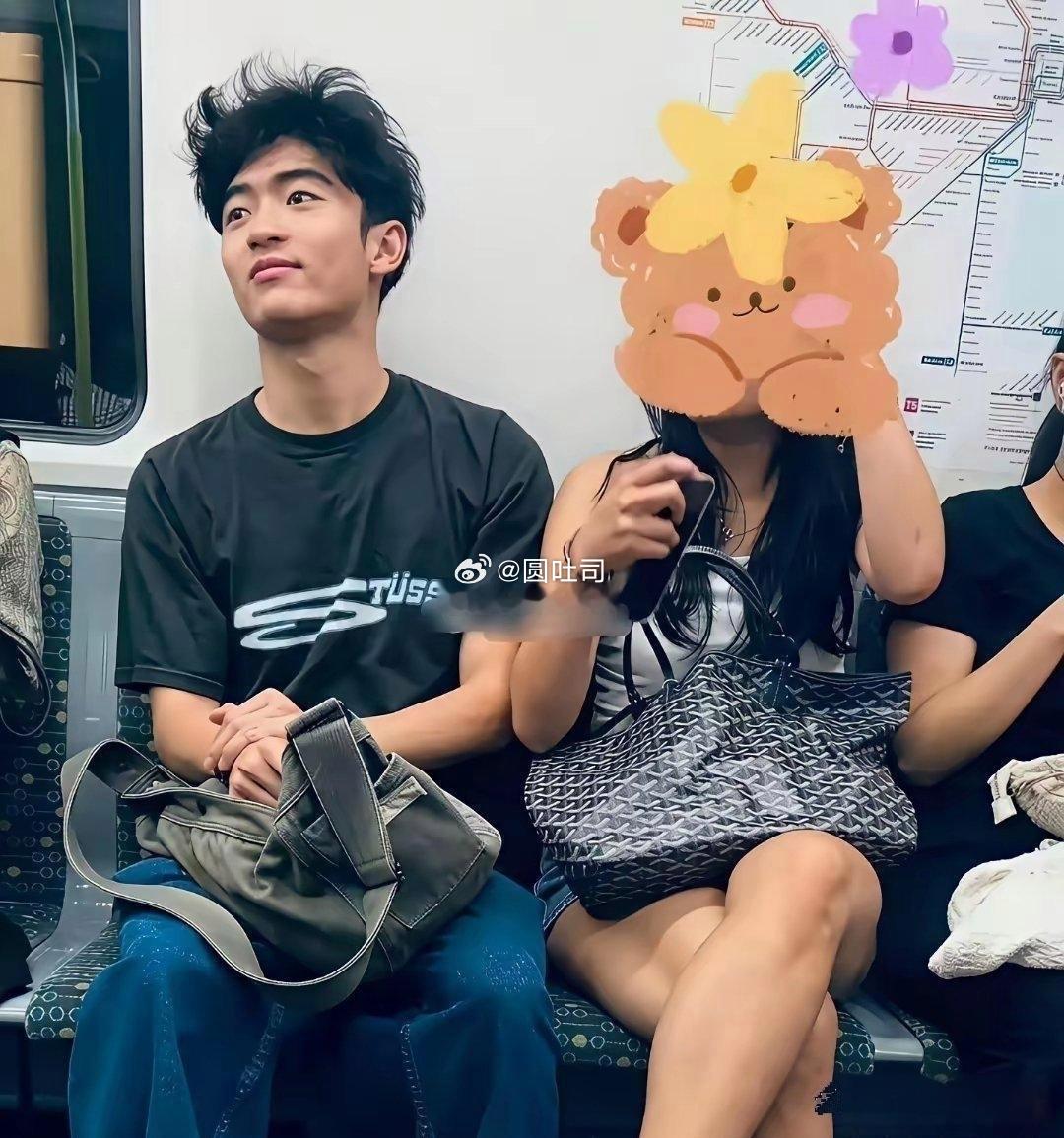谢霆锋18岁的大儿子带着女友在澳洲坐地铁被路人拍到，颜值是真随爸妈，完美遗传了好基因！ ​