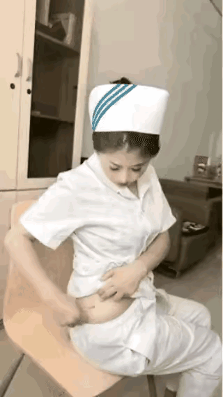 注意看！ 这位美女护士正在给自己打针 真的太厉害了[捂脸] 打开针头...