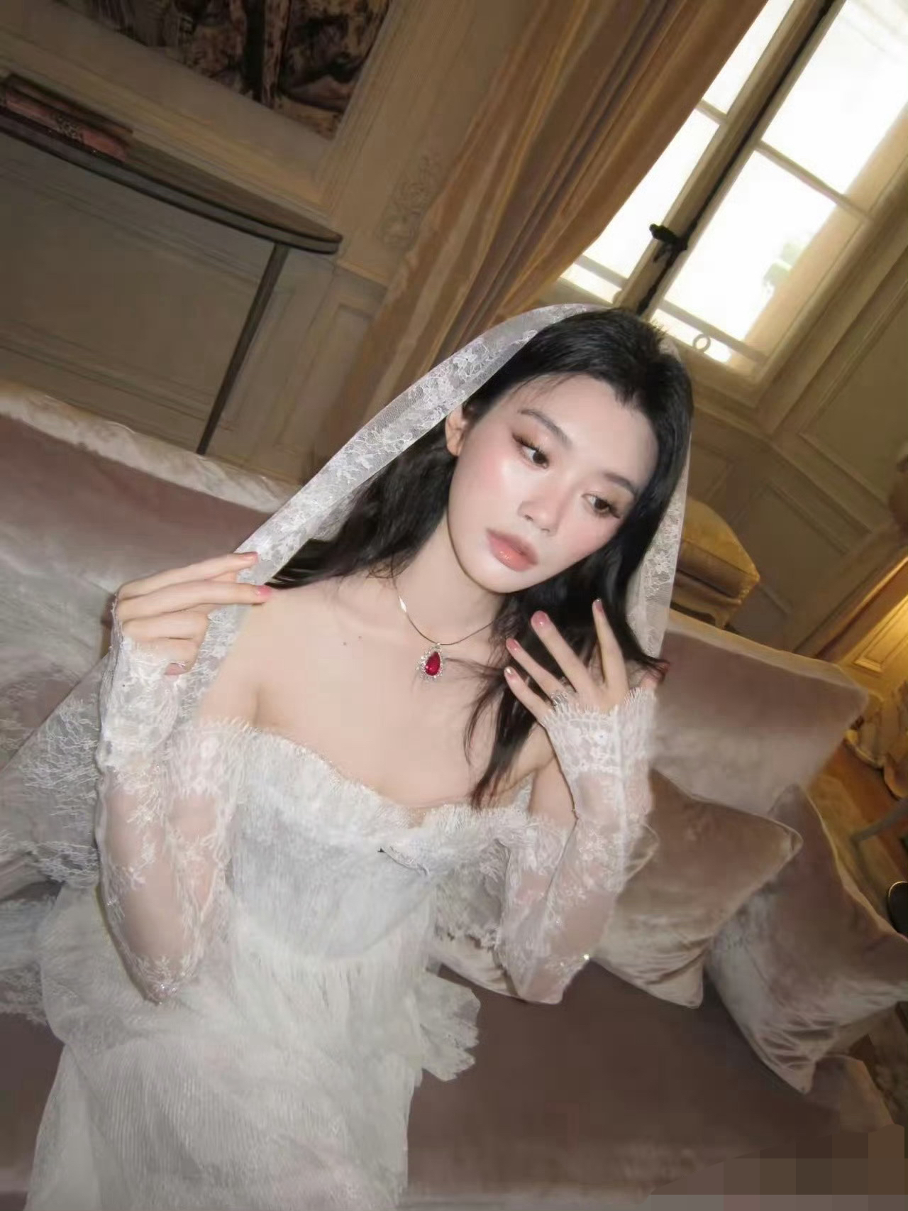原来奚梦瑶婚礼当天戴的珠宝是四太梁安琪早期的！这已经不是第一次四太把自己珍贵的珠宝送给奚梦瑶的了。要知道四太的每一件珠宝都价值连城，看来四太真的超级宠爱奚梦瑶这个儿媳妇的！刚开始她还不太看好，这几年奚梦瑶通过自己的行动完全得到了四太的认可！奚贵妃真真是好命啊！