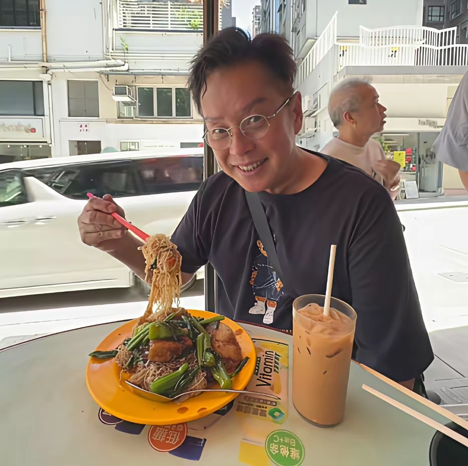 这是一张谭咏麟在街边吃饭被偶遇的照片，他要了一份炒面和一杯喝的。

可以看出谭咏麟很开心，也很接地气，这么大的明星，就这样洒脱的坐在那里，像普通人一样的生活态度。