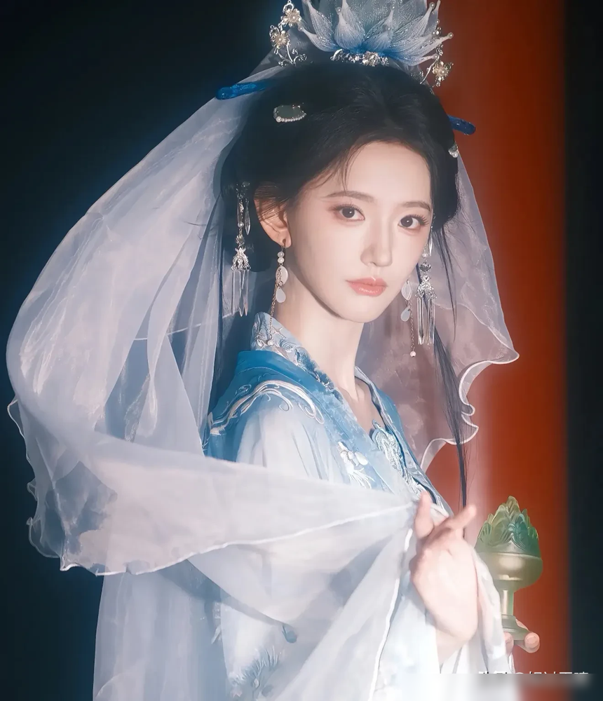 于正又在评论区掀翻了桌子。他指着自家新艺人张婉莹喊出一年七部女一号的逆天战绩，网友反手就甩出剧单截图狠狠打脸。
你仔细看他9月6日发出的那串文字，字里行间全是对这个前大学老师的偏爱。他把资源成捆砸在张婉莹身上，一口咬定她是古装绝中绝。网友根本不买账，扒底裤一样翻出那些所谓的惊天大饼，戳破里面掺了一