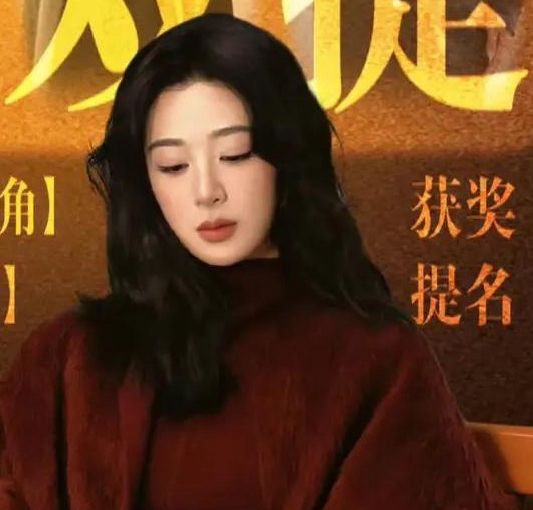 金鹰女神取消，杨紫提名被质疑，冤不冤？

金鹰女神取消了，杨紫倒是准时出现在机场。9月27日出发金鹰颁奖礼，凭《生命树》提名最佳女主角，本来是件喜事，结果评论区先打起来了。

《生命树》题材偏正、剧情冷门，收视不算爆，部分观众觉得“爆剧才配拿奖”，质疑声不小。但杨紫在高原素颜扎根188天，把巡山女警