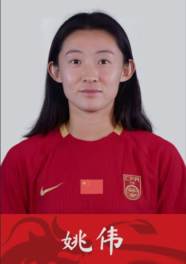 王霜坐替补席，这事比赢球本身更像一个信号。
前两场，一场5比1，一场1比1，米利西奇直接把首发换了八个。王霜、吴海燕、姚伟，武汉江大这几个主力，全被按在下面看。王霜下半场才上来溜了一圈。
今天下午三点打菲律宾，末轮。按这个节奏，米利西奇大概率继续玩轮换。真球迷都懂，小组赛对手弱，比分没悬念，教练