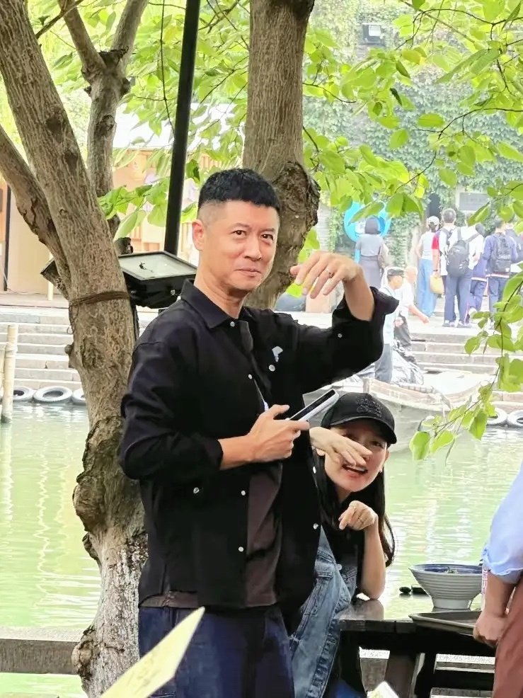 有网友在乌镇偶遇任重孙骁骁夫妇，她俩人还挺好的！看到有网友认出她俩，她们还招手喊网友过去一起吃，很热情大方！ ​