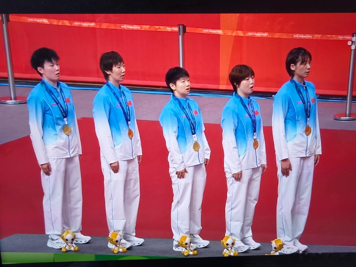 #国乒女团金牌#
孙颖莎牛！
恭喜女乒！
来听邓亚萍女士对今晚女团决赛的复盘👇🏻
“决赛的比赛中，第一个出场的比赛是最难打的
“顶着男团输球的巨大压力” ​