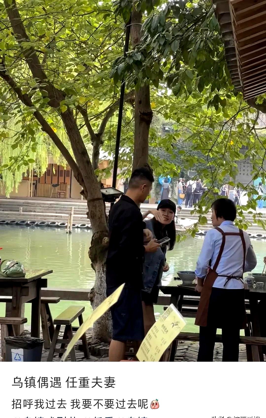 低调了这好几年，任重和孙骁骁最近热搜突然多起来了。

有人在乌镇碰上这俩人，路人打个招呼，他们直接热情招呼人过去一块吃。孙骁骁披着长发、波点外套配黑短裤，四肢细得扎眼，肚子里这已经是第二胎了。任重就高高大大紧跟在一旁护着，人夫感直接拉满。

家里已经有个女儿，如今怀着二胎，之前几年几乎神隐，这阵子却