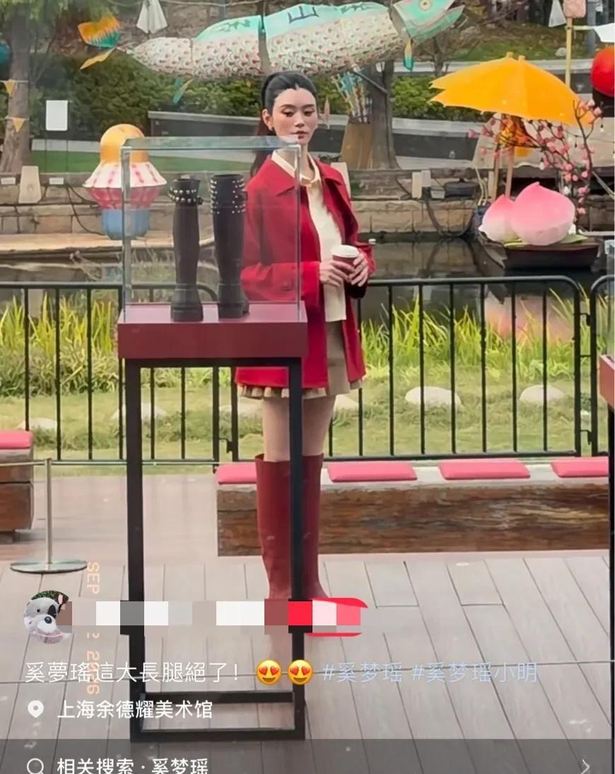 奚梦瑶上海出席活动，红色外套配短裤，梳着高马尾，长腿抢镜 ​