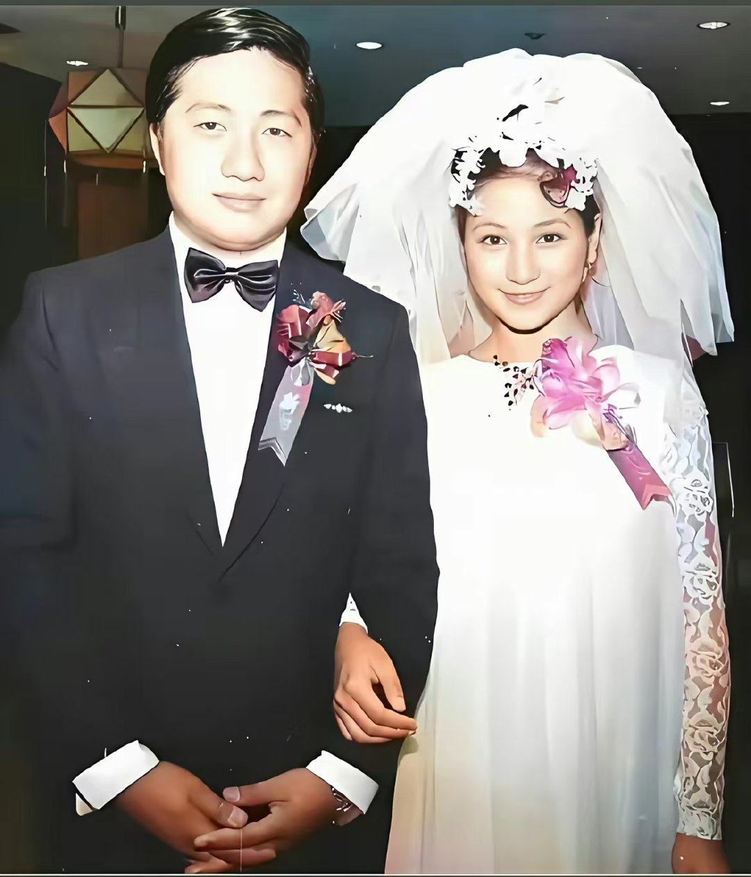 一种闺蜜，叫“引狼入室”；有一种格局，叫“现实版唐晶”郑佩佩。
时间是最好的滤镜。现在全网都在怀念《花少1》里的佩佩姐，怀念她那份不尖锐的包容与担当。大家这才恍然大悟，她一生历经冷暖却依然待人宽厚，那份独立清醒与侠气，简直就是唐晶的现实写照。 ​