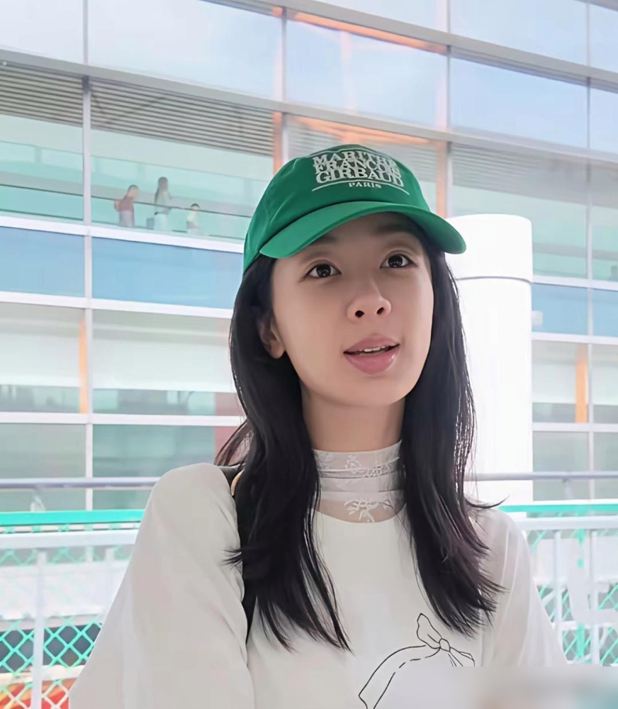 杨紫机场素颜被拍，状态好到离谱！
早年她的穿搭被骂上热搜，现在完全不硬凹。
不搞女明星反季节冻腿那套，黑羽绒服配亮红运动裤，保暖照样有松弛感。全是基础款组合，小面积亮色点睛，普通人都能直接抄。
素颜皮肤透亮，大大方方不躲镜头，风格早就从刻意甜美转成了简约休闲。
真正活明白的人，都学会给人生做