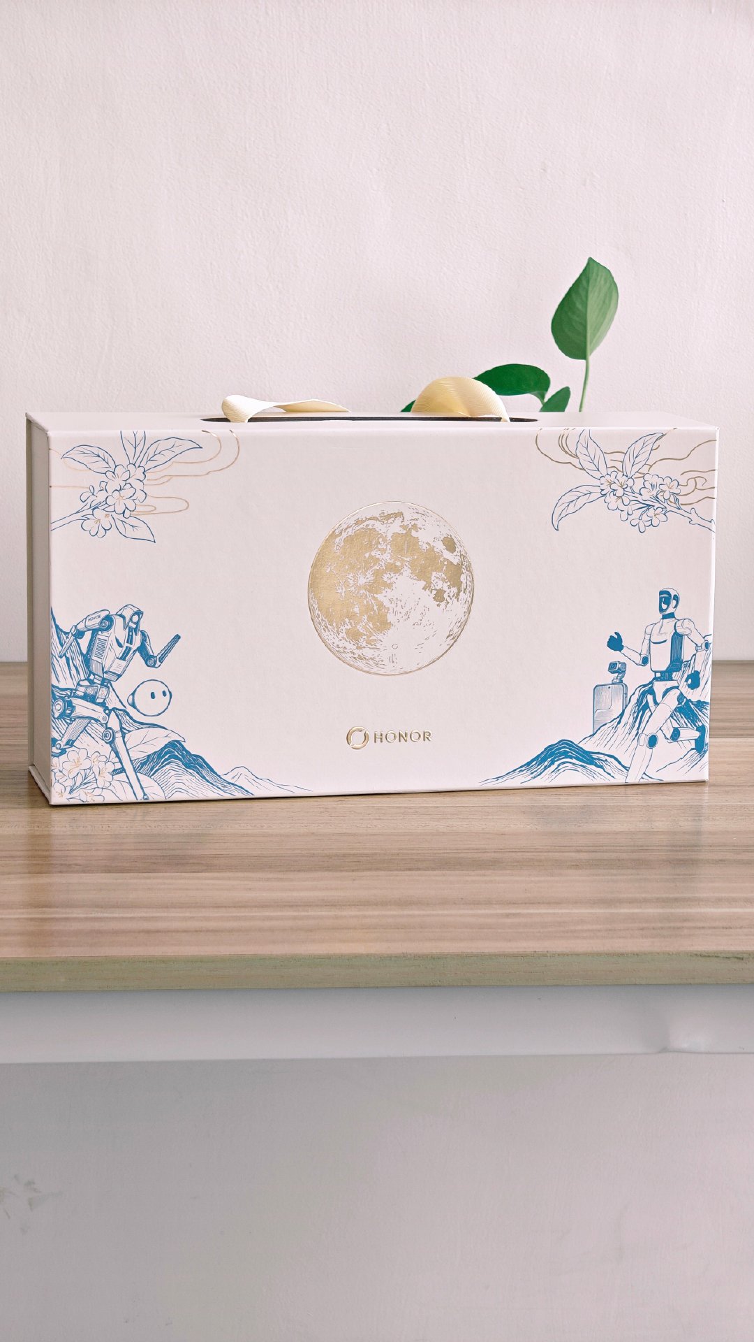 很喜欢元气仔这个荣耀机器人手办，满满科技味，是很好的桌搭。

还有橙色的磁吸充电宝，可以跟荣耀600元气版组个CP[哈哈]。

月饼🥮在我拆箱的第一时间给吃掉了，就没机会拍下来了，非常感谢荣耀精心准备的中秋礼物。 ​