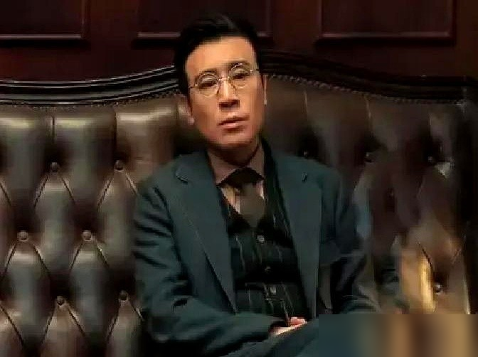 李雪健当年指着于和伟说，这人骨子里坏得很。
那是《历史的天空》片场，2003年冬天。于和伟演万古碑，一场烧文件的戏演完，李雪健拍他肩膀，就一句，眼神够坏的。
搁别人身上，这像骂人。搁于和伟身上，是盖章。
那会儿他还在跑龙套，穷得叮当响，跟李雪健聊求学往事，聊怎么熬过来的。李雪健早看透了，这人能