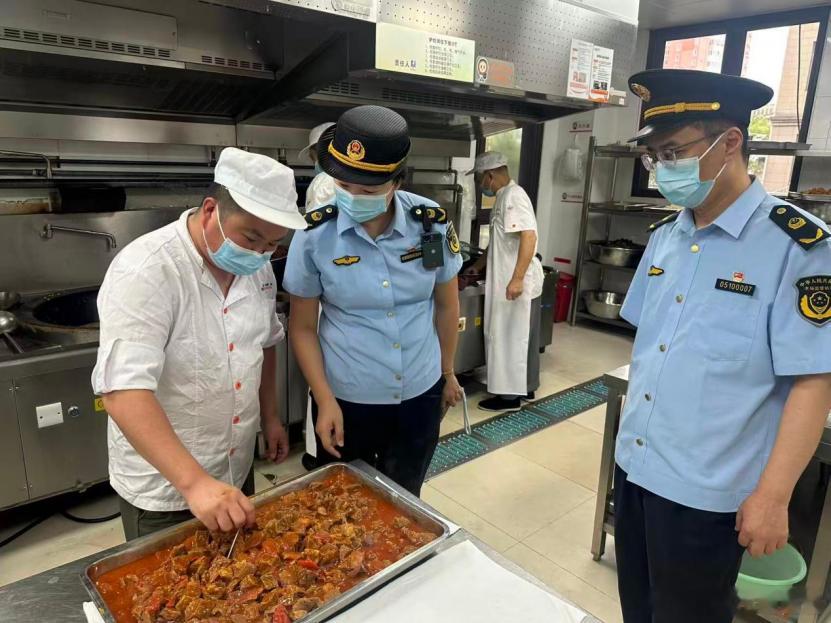 #区局动态#【护航校园安全 开展食品专项检查】近期，北新泾所检查辖区中小学、幼儿园食堂。核查食品经营许可证、健康证，查验大宗食材索证索票与进货台账，排查过期、来源不明食材。针对台账不全、留样不规范等问题现场指导整改。下一步持续开展食堂检查与整改 “回头看”，压实校方主体 ​